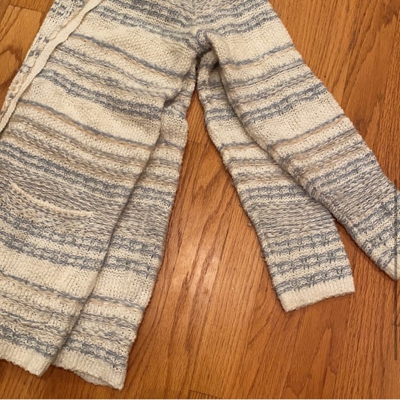 Beautiful Faherty cardigan with pockets in size Small - Picture 3 of 4